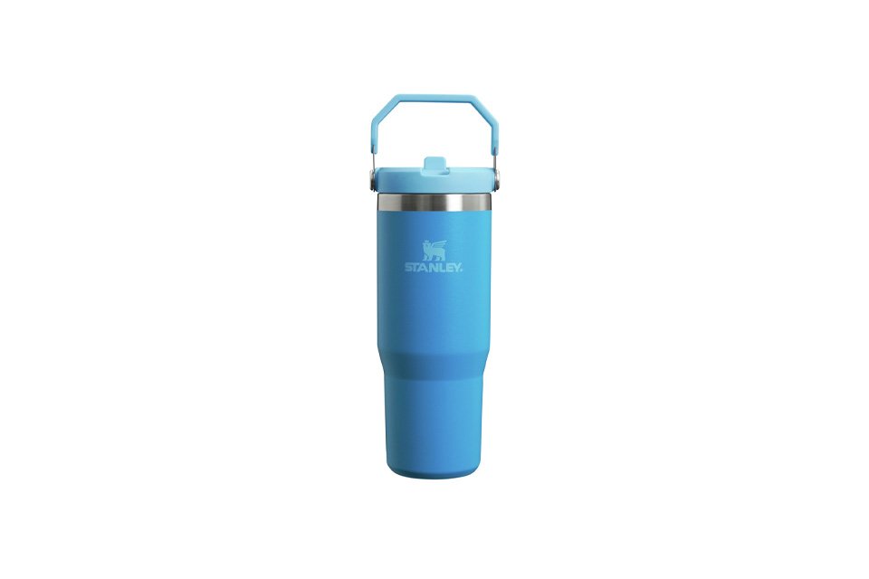 An 890 ml Stanley IceFlow Flip azure travel tumbler.